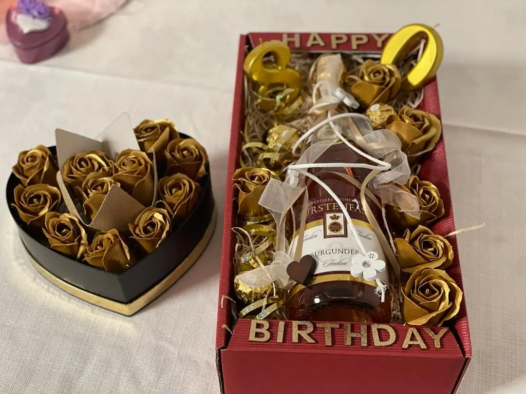 Wein in "Happy Birthday"-Verpackung in goldener Aufmachung