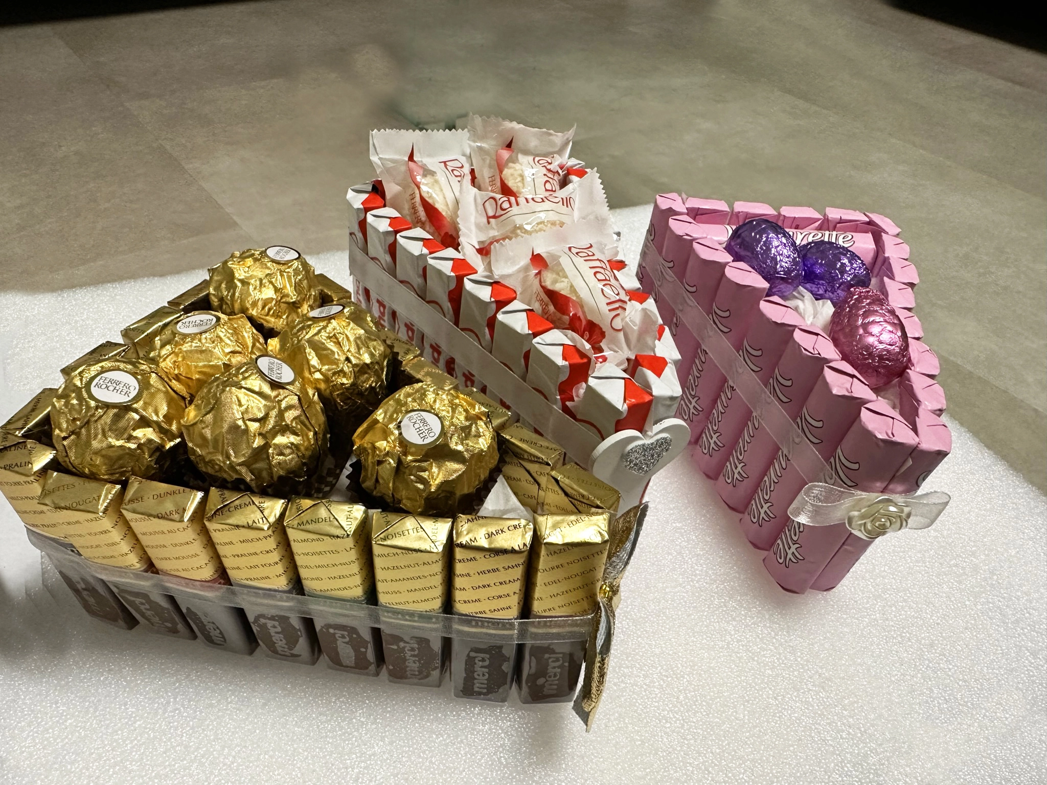 Dreieckige kuchenstückförmige Kreationen aus Süßigkeiten